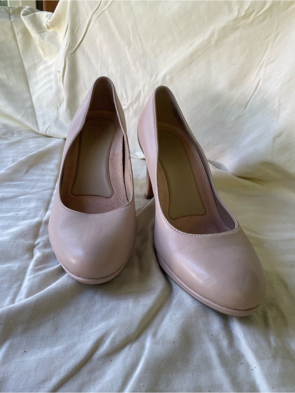 Naturalizer Soft Beige Leather Round-Toe Pumps